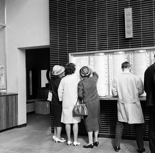 152355 Interieur van het N.S.-station Alkmaar te Alkmaar: vertrektijdenbord in de hal.